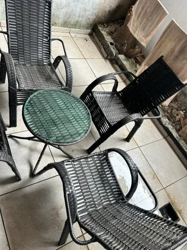 Jogo de mesa e 4 cadeiras em fibra sintética