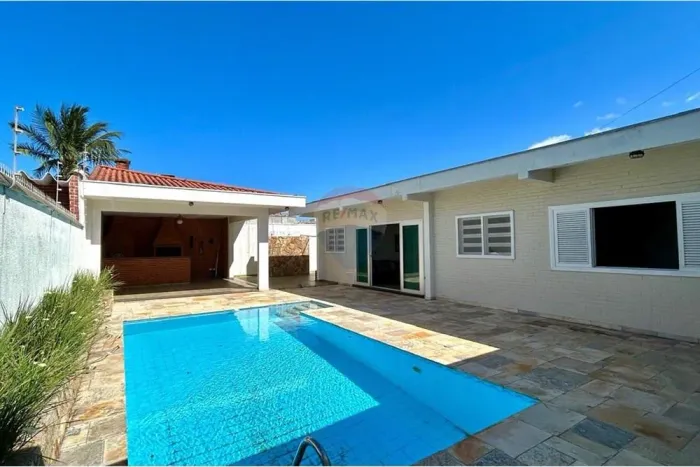 Casa em Peruíbe com Piscina e Jardim: Ótimo Preço!