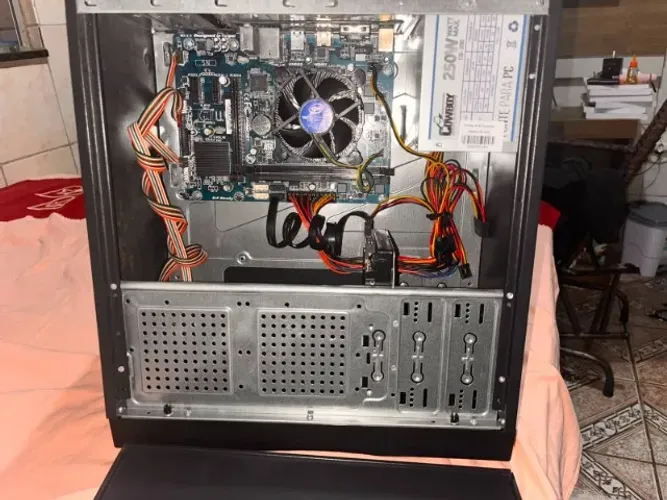 Computador de escritório com monitor (descrição)