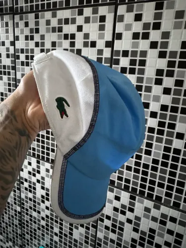 Boné Lacoste tricolor original 