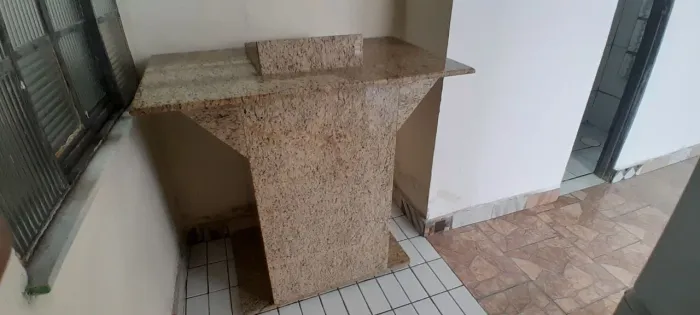 púlpito todo em mármore