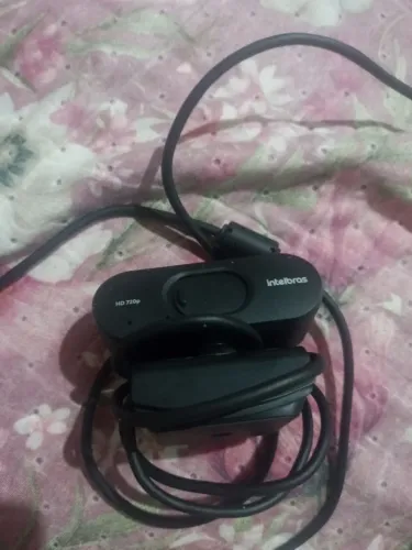 webcam Intelbras CAM HD 720p, ideal para reuniões e aulas online.