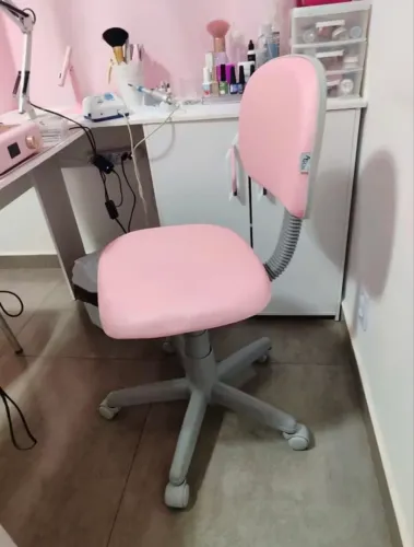 Cadeira giratória rosa base cinza | Direto da fábrica 