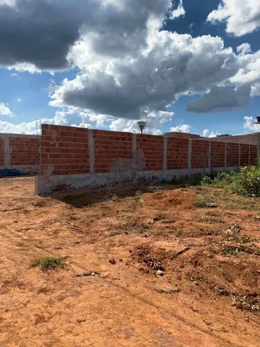 Lote murado em L - Rua 4 linha de ônibus 