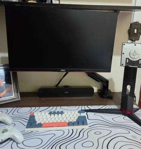 Monitor gamer AOC hero 144hz. Vendo junto com o suporte articulado e o pé original