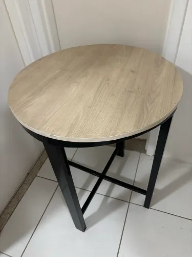 Mesa Redonda com Estrutura em Metal 