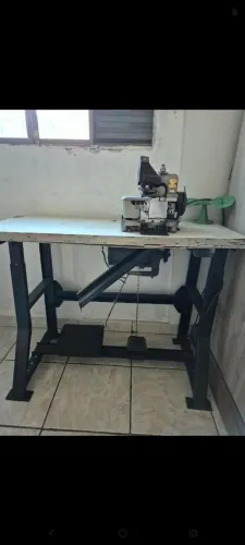 Máquina de costura overloque