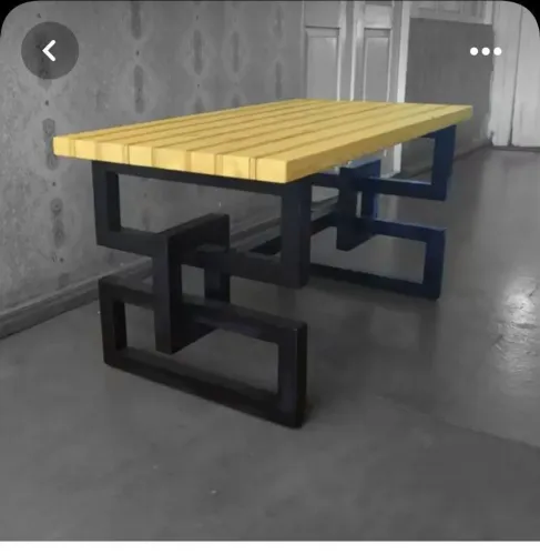 Mesa de metalon quadrado