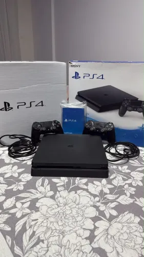 Vendo ps4 slim com 2 controles