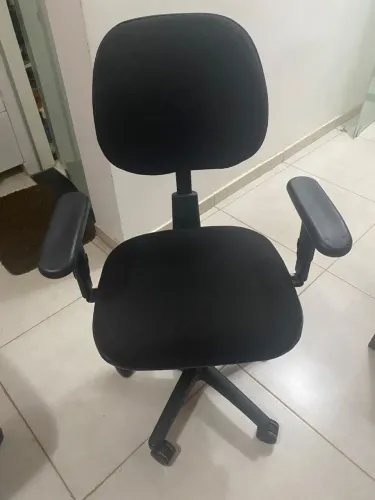 Cadeira de escritório com incosto