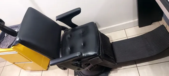 Vende-se cadeira barbeiro muito antiga otimo estado conservado