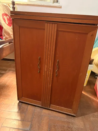 Máquina singer antiga com gabinete