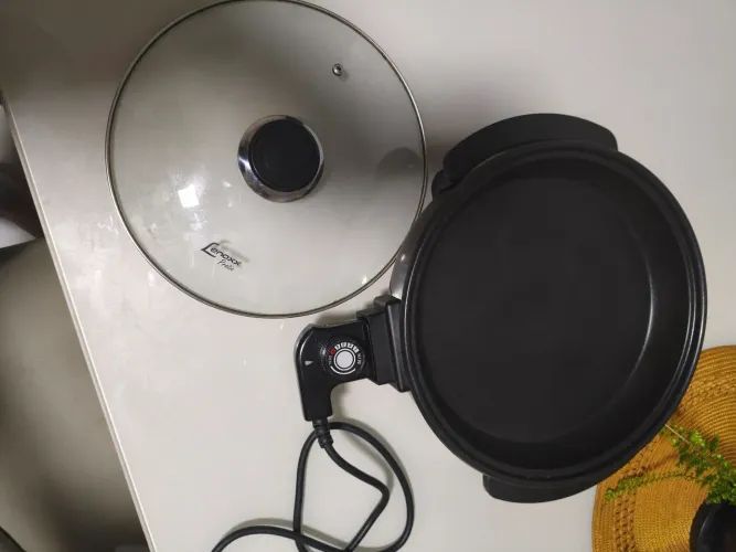 Frigideira elétrica preta antiaderente