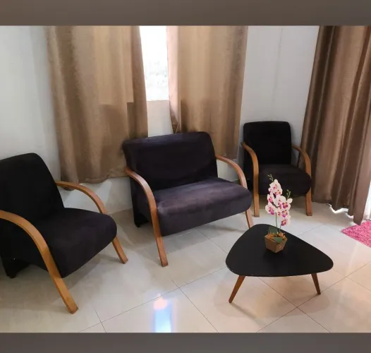 Vendo conjunto: 3 poltronas e 1 mesinha.