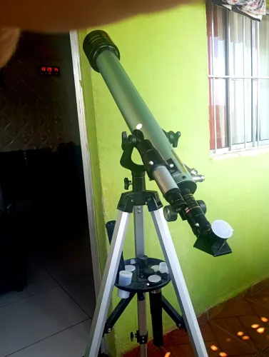 Telescópio profissional, novo pequeno defeito na lente , recomendo troca por isso o valor 