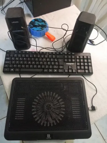Teclado, caixas e cooler