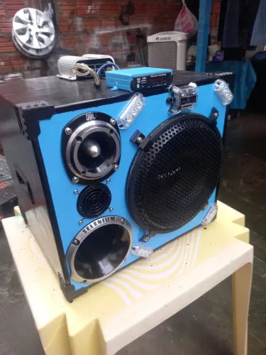 Vendo caixa trio profissional tudo jbl auto falante de 22 polegada 600 rms preço 2300