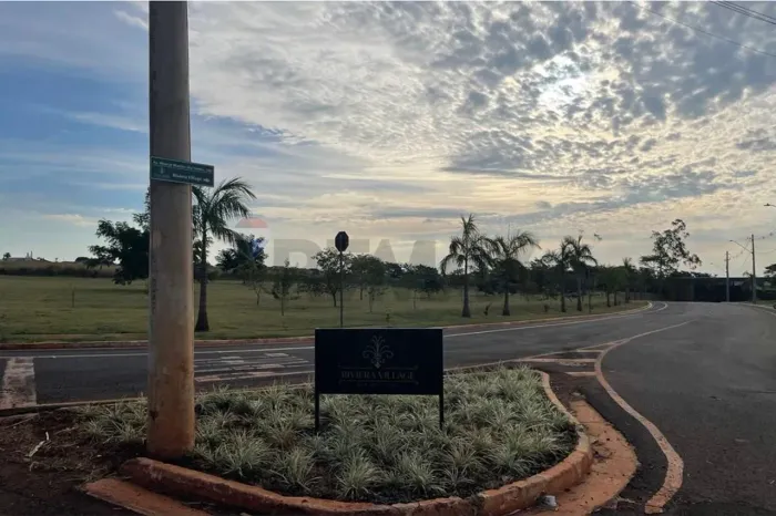 Terreno - Venda - Cravinhos, São Paulo no Condomínio fechado Riviera Village -medindo 389