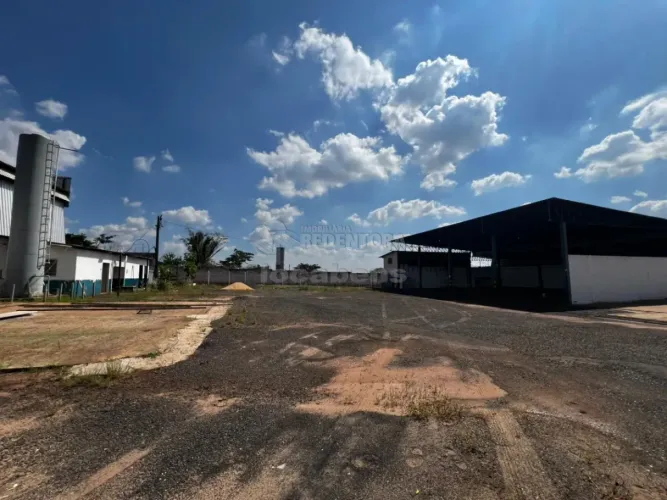 Galpão Comercial às Margens da BR-153 com 1.096 m²