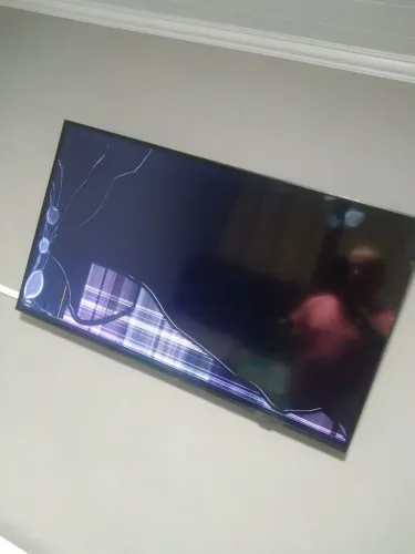 Tv 43 nova porém trincou a tela