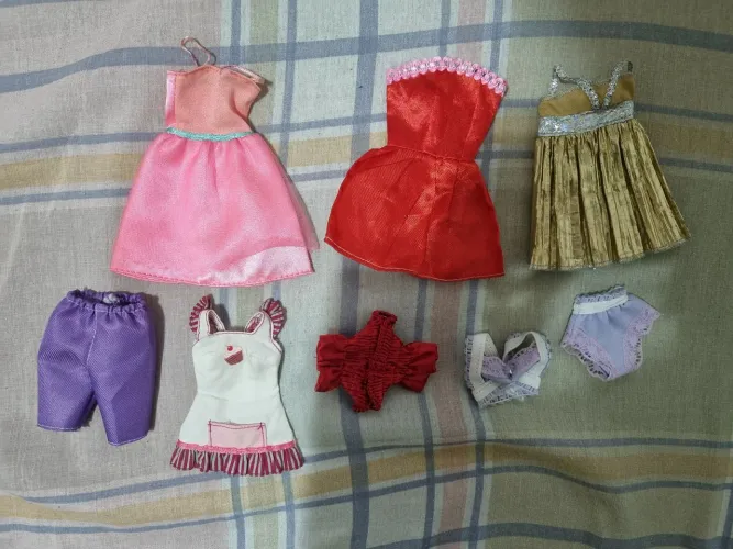 Lote de roupas, vestidos, looks e acessórios Bonecas Barbie