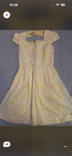 Anunciar roupas, algumas sendo usadas
