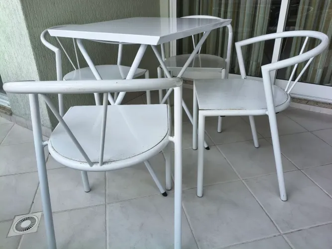 Jogo de mesa e 4 cadeiras