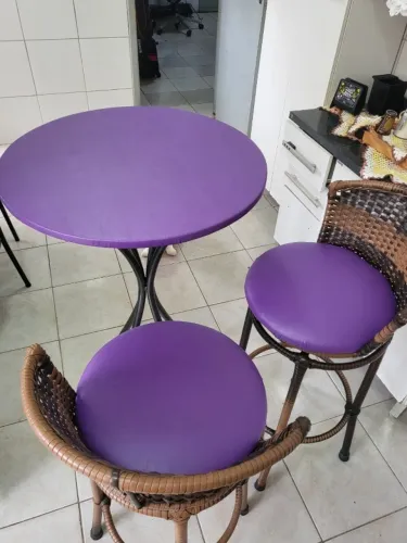 Mesa redonda com duas (2) banquetas com encosto de fibra marrom giratorias.