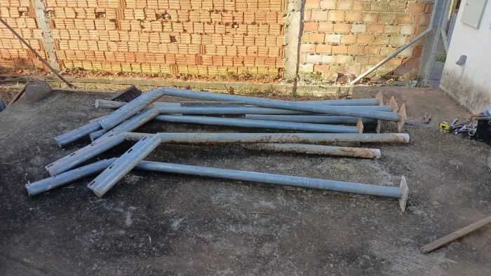 Vendo alambrado e postes de metal galvanizados