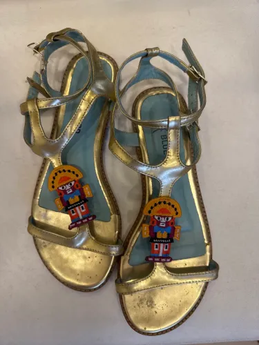 Linda rasteirinha blue bird em couro metalizado dourado bordado guerreiro inca