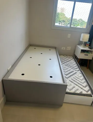 Vendo cama planejada para dois colchões, feita sob medida. Em ótimo estado. Valor: R$ 1.80