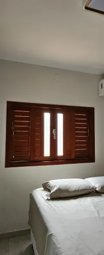 JANELAS EM JATOBA COM TABICÃO E VIDRO  1.60 x1.00 CX 12CM SEMINOVAS