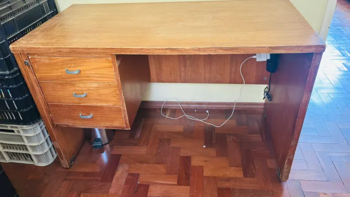 Mesa de madeira maciça com gavetas