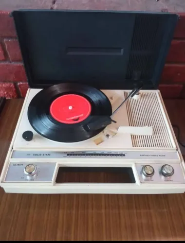 vitrola Sharp maleta antiga importada do Japão, rádio AM toca disco funcionando com agulh