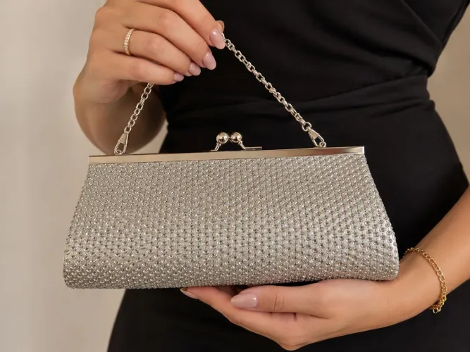 Bolsa de mão lindíssima prata com alça e brilhos furta cor