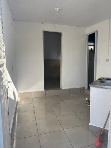 Casa 2 cômodos/ parque universitário / água e luz incluso 