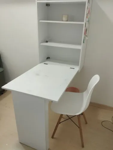Mesa de estudo com cadeira