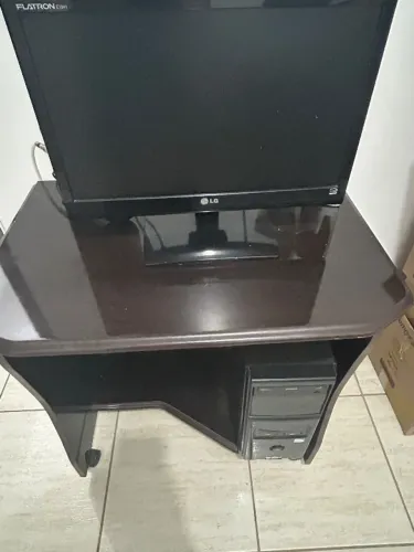 Mesa para Computador - Ótimo Estado