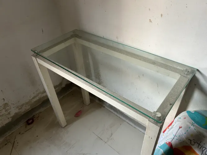Mesa pequena com tampo de vidro
