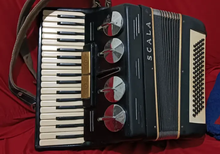 ACORDEON SCALA PRETA 80 BAIXOS 