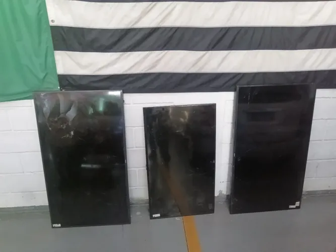 03 TVs Samsung com Tela Quebrada - Ótimas para Peças - Preço Imperdível