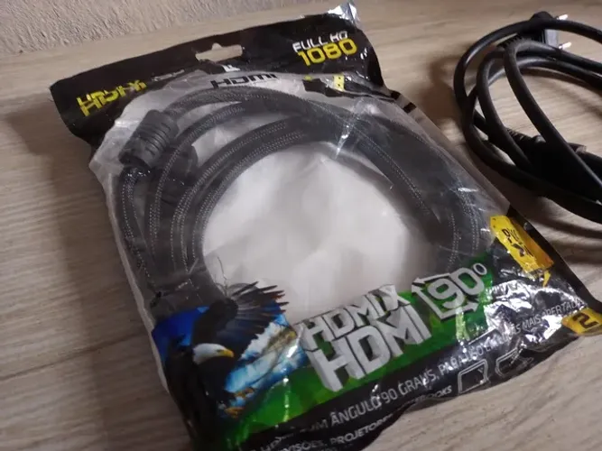 Cabo HDMI e cabo AC