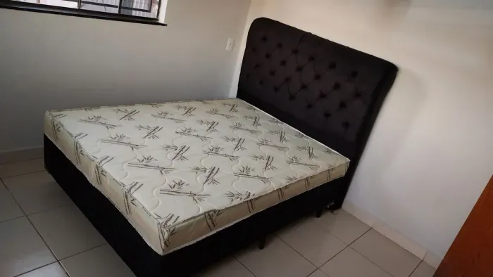 Cama acoplada com cabeceira na oferta