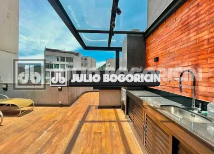 Cobertura a venda em Humaita, 3 quartos, varanda, ampla área externa, vaga.