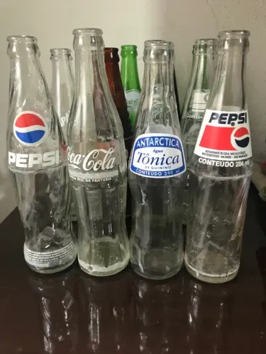 Garrafas de Coca-Cola e Fanta antigas