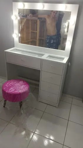 Penteadeira camarim com espelho e iluminação