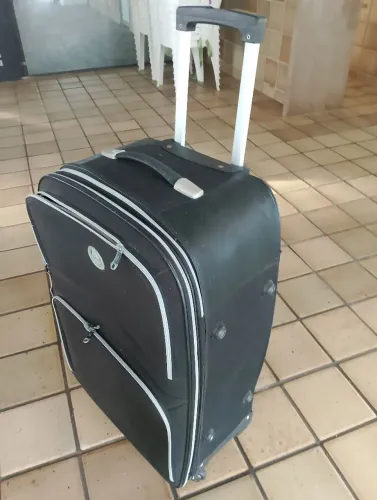 Mala de viagem preta com rodinhas e puxador