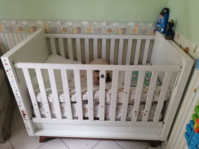 Berço de bebê MDF Premium retró Americano  com colchão 