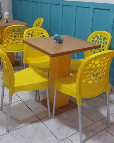 3 mesas e 10 cadeiras lindas e vharmosas para sua lanchonete