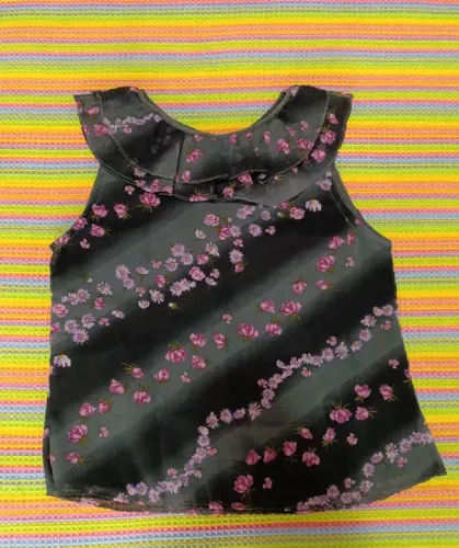 Blusa crepe preta floral com babado
